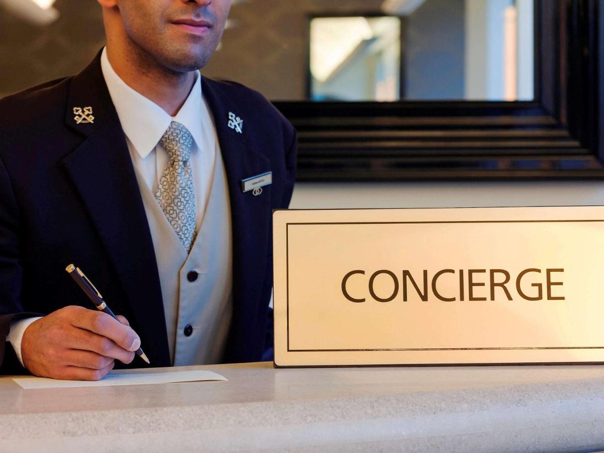 Hotel Sofitel Melbourne On Collins Exterior foto Concierge at the front desk of a hotel