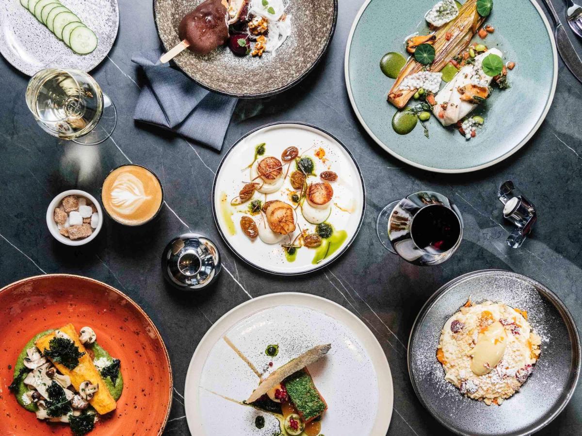 Hotel Sofitel Melbourne On Collins Exterior foto Dishes at the restaurant
