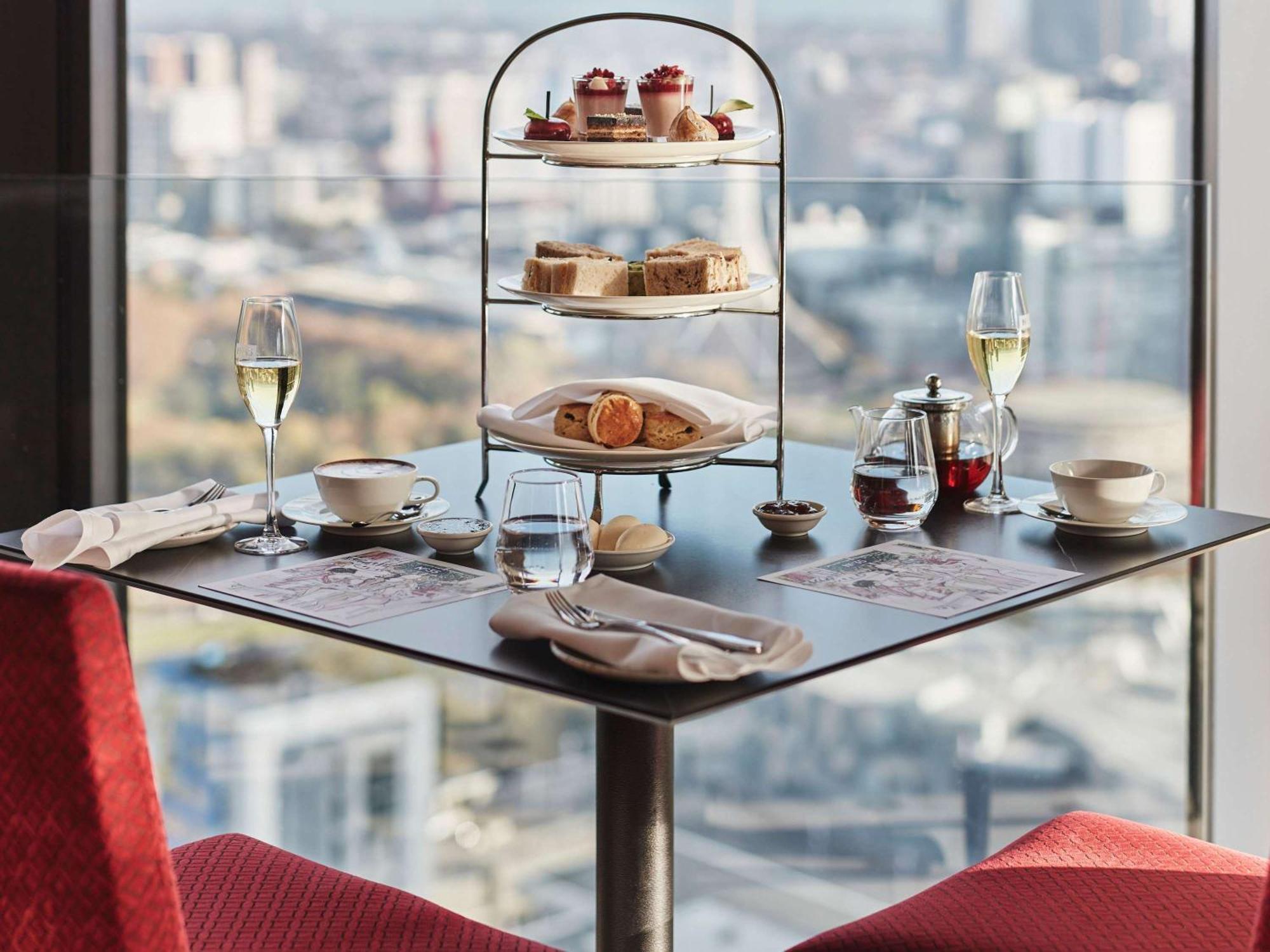 Hotel Sofitel Melbourne On Collins Exterior foto Afternoon tea at the 360 Bar and Dining