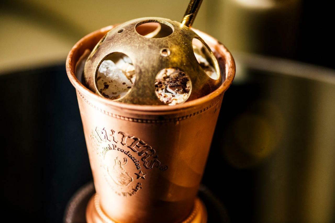 Hotel Sofitel Melbourne On Collins Exterior foto A copper mug